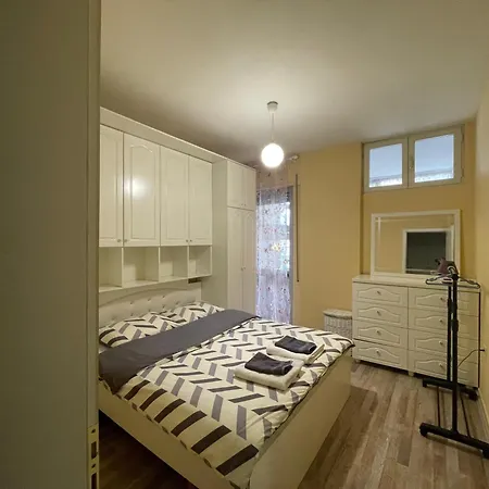 Bricks Near Pazari I Ri דירה *