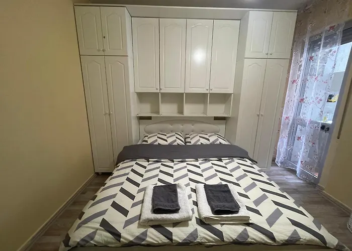 Bricks Near Pazari I Ri * טיראנה